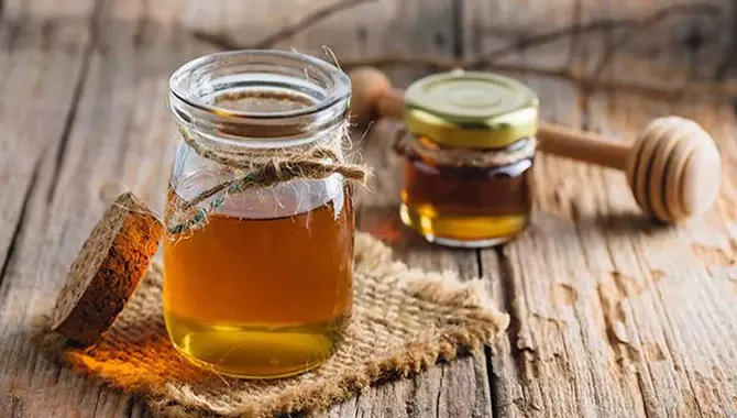 عسل طبیعی و قاشق عسل