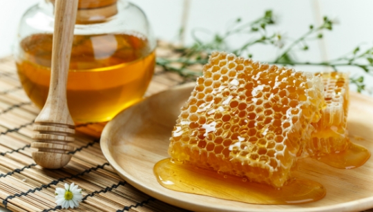 تفاوت موم عسل طبیعی و مصنوعی
