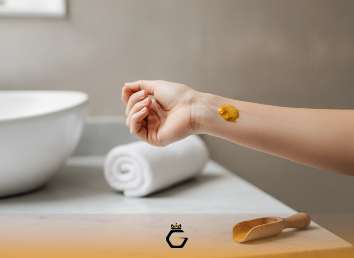 تست حساسیت ماسک عسل و زردچوبه روی مچ دست با گوشپاککن