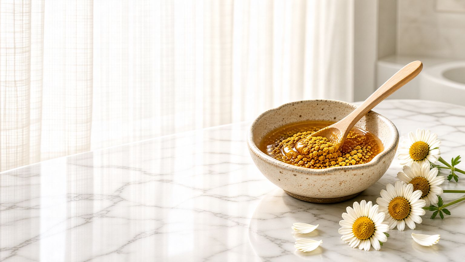 مراحل آمادهسازی ماسک خانگی گرده گل و عسل برای شادابی پوست